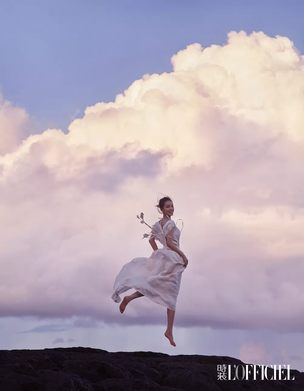 李沁《时装》悬崖封面大片曝光踏浪起舞白裙飘逸