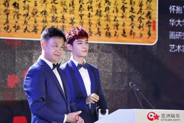 炎亚纶出席“美丽童行”慈善晚宴 为爱助力展公益责任感