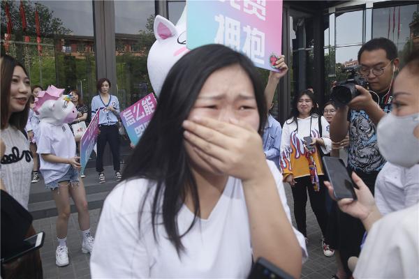 大张伟化身小白马现身街头“阳光抱抱”温暖传递爱的力量