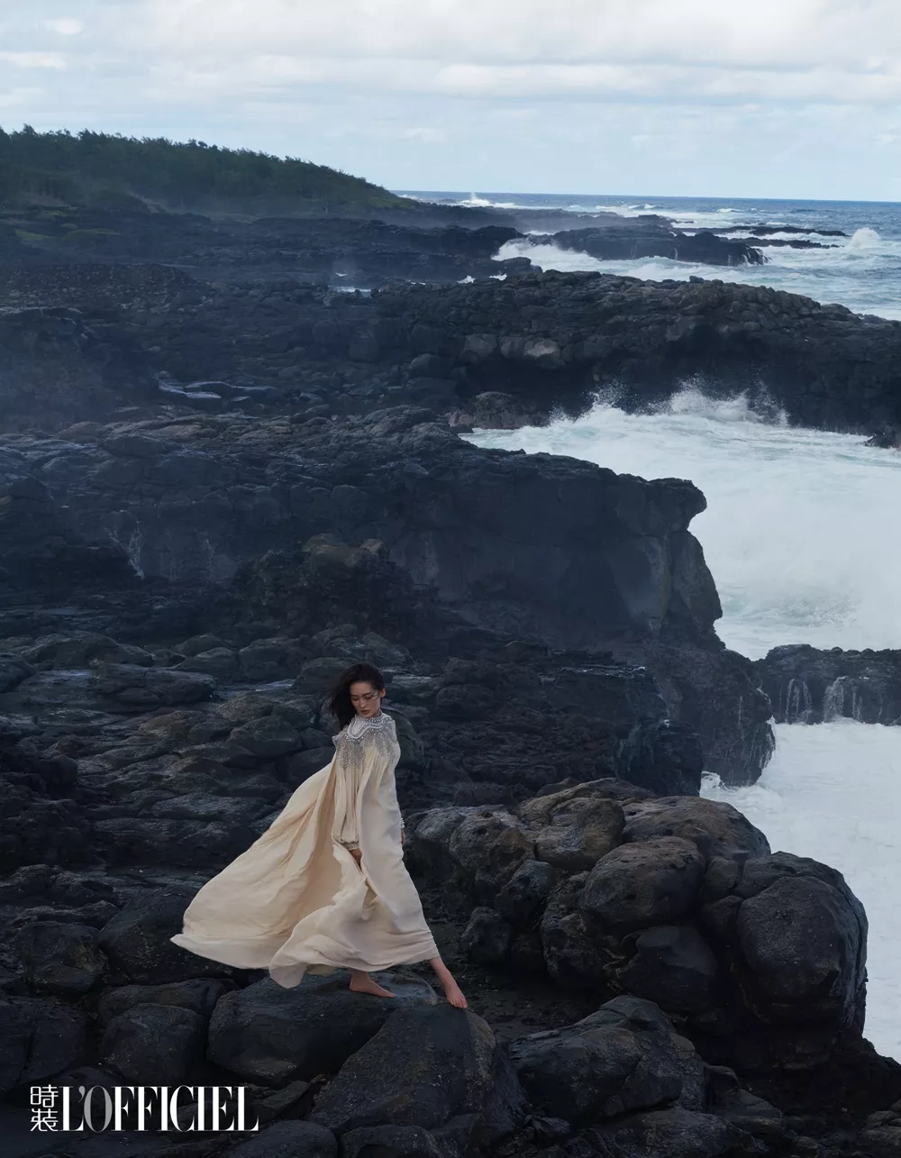 李沁《时装》悬崖封面大片曝光踏浪起舞白裙飘逸