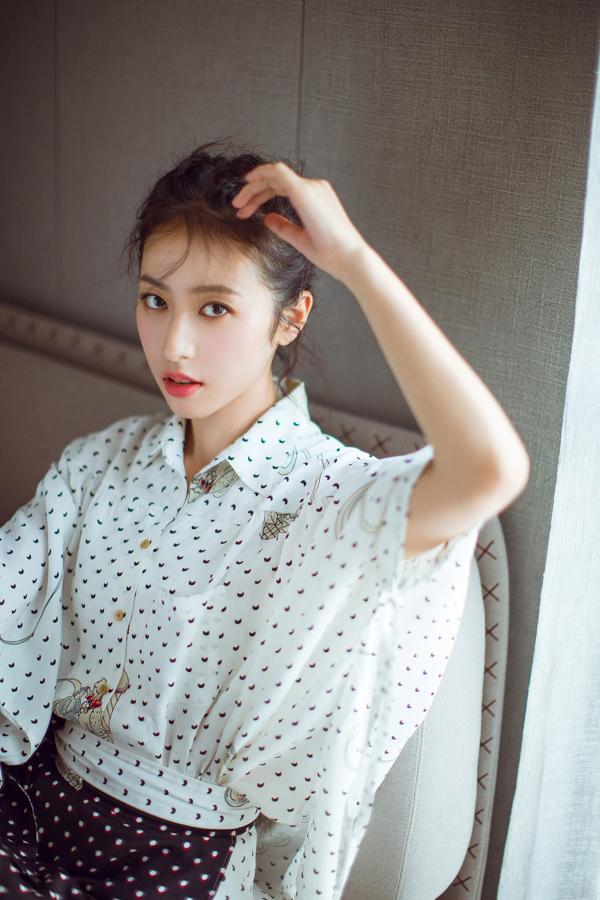 周雨彤亮相品牌活动黑白波点简约范