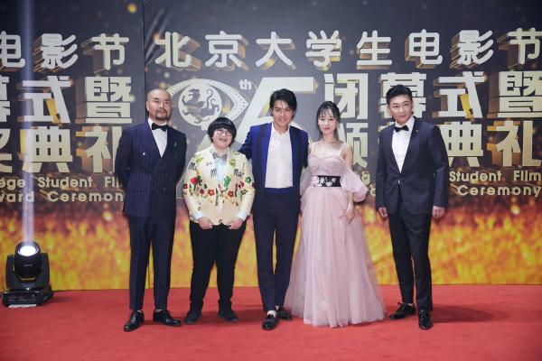 吴克群亮相大影节闭幕典礼献唱《为你写诗》嗨翻全场