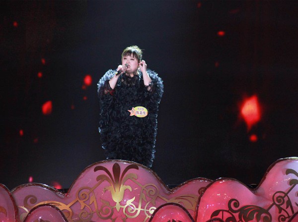 陈嘉佳《星光大道》与李明启热情相拥 用心演绎被赞拥有表演天赋