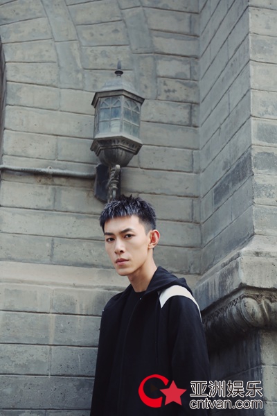 反差萌笑喷网友   肖大千的高冷人设彻底崩了