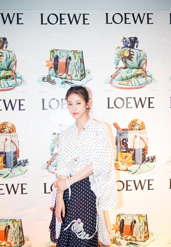 周雨彤亮相品牌活动黑白波点简约范