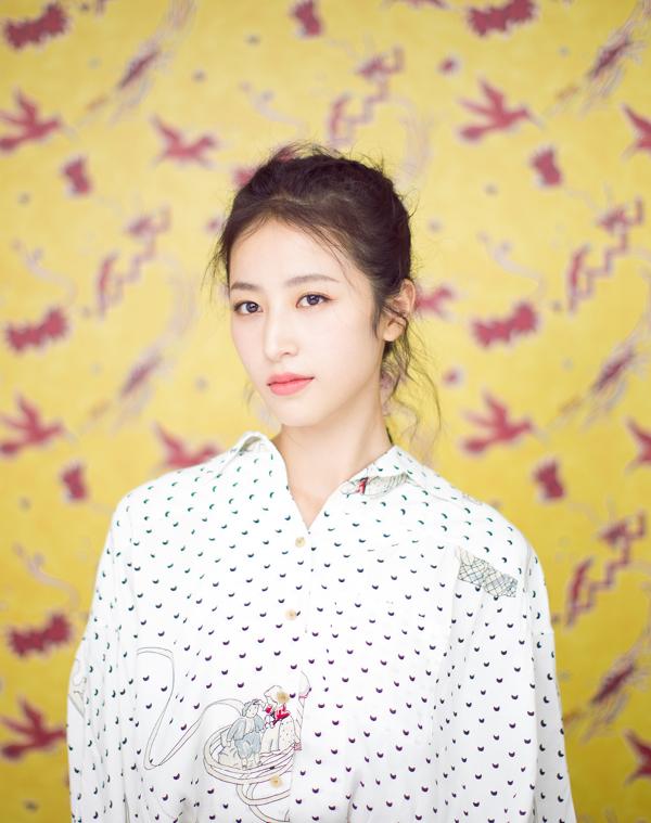 周雨彤亮相品牌活动黑白波点简约范