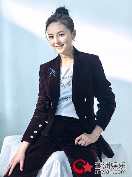 戴娇倩曝质感西服写真 甜美丸子头靓出新高度