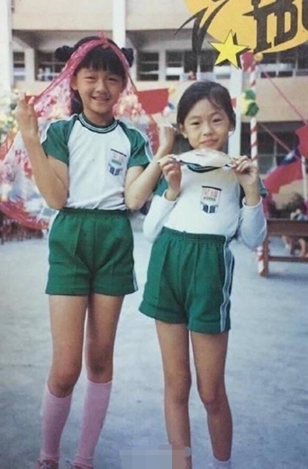 大小s童年旧照曝光 姐妹俩青涩可爱长腿吸睛！