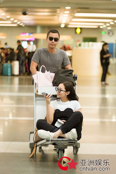 张天清新造型少女感十足  一路欢声笑语可爱爆表 - 风声 - 亚洲娱乐网-传递时尚娱乐生活新资讯