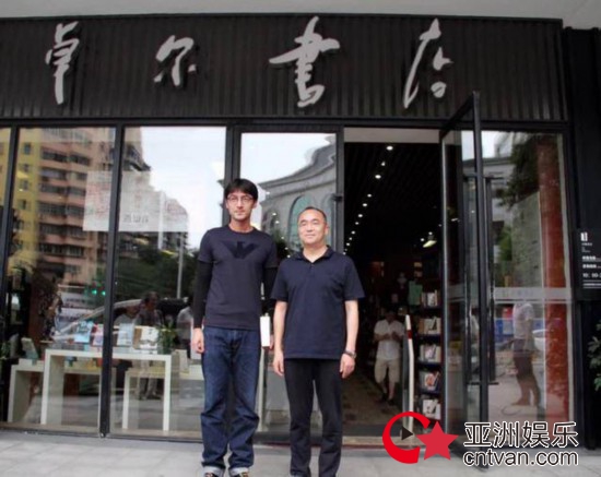 胡歌现身武汉书店 暴瘦到粉丝认不出？