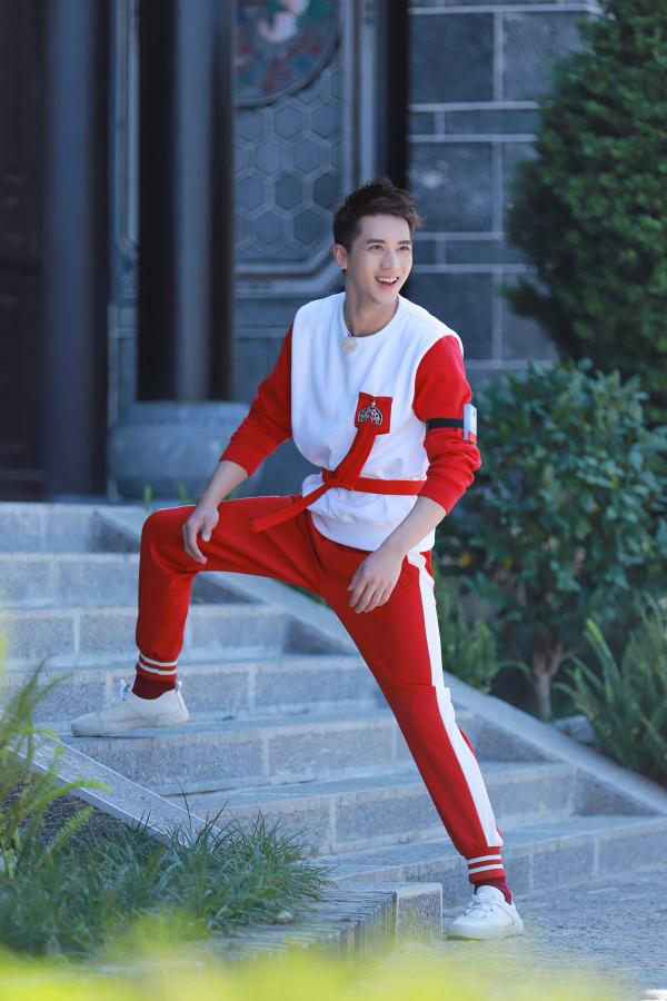 许魏洲《高能少年团》变“番茄炒蛋”被本命年支配红袜抢眼