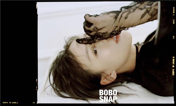 马思纯最新时尚大片曝光锁骨配红唇神秘撩人