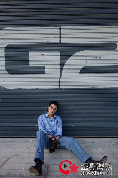 新锐演员邓竞曝光写真 质感十足展现少年魅力