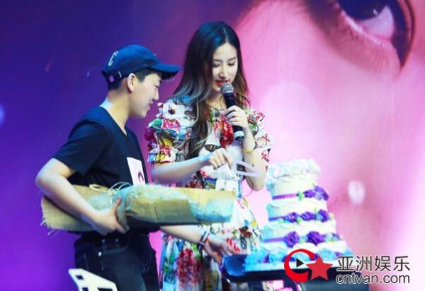 郭恩嘉生日会献唱柔版“带你去旅行”，感动粉丝引发百人大合唱