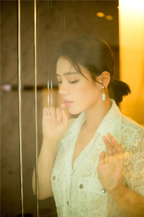 马思纯最新写真曝光清新甜美文艺感十足