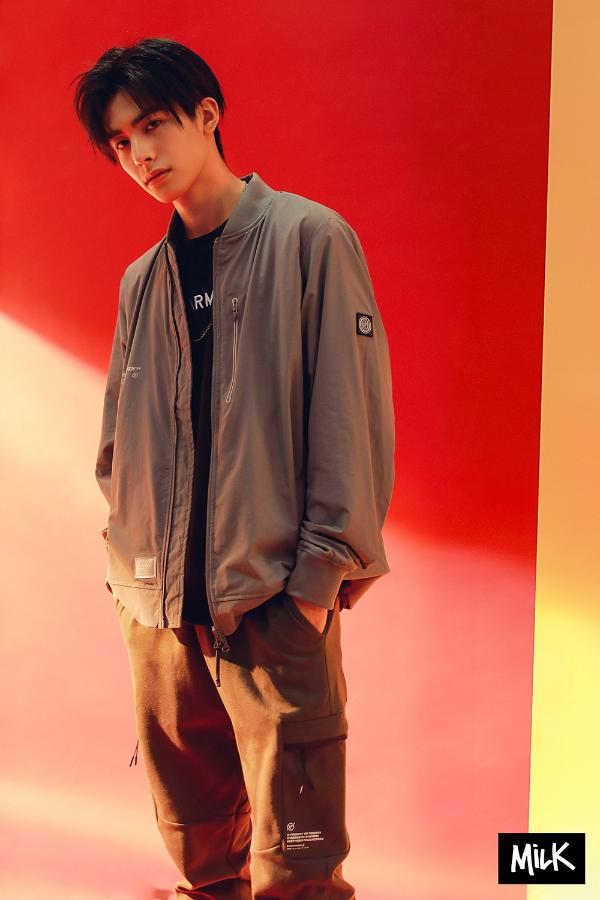 宋威龙杂志大片曝光率性自然演绎不羁青春