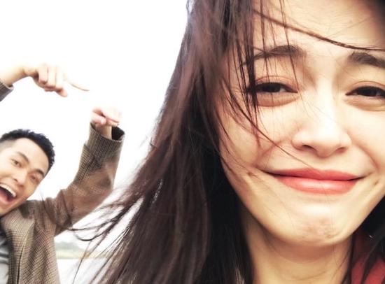 姚晨杨祐宁剧组晒自拍照 戏里情侣戏外搞怪
