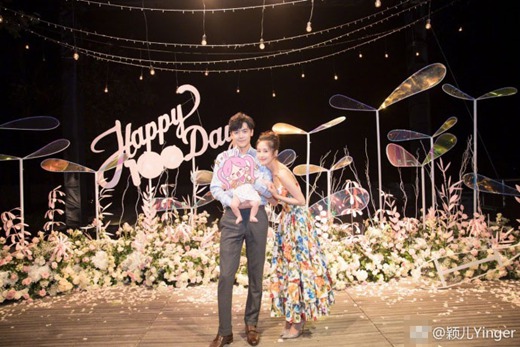 颖儿付辛博女儿小月亮首度公开 一家三口百日宴甜蜜同框！