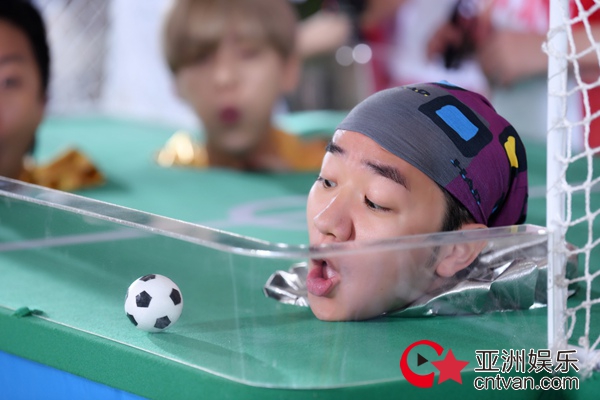 王祖蓝《奔跑吧》足球场化身小黄人 如风奔跑尽显童心