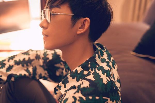 ​镇魔司男孩黄盛辉写真曝光 印花衬衫诠释夏日清凉