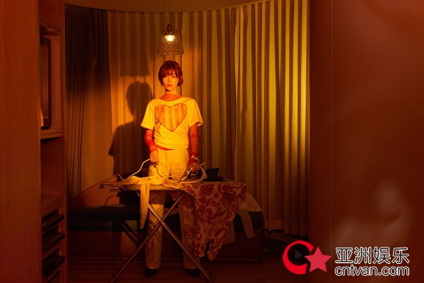 卢杉解锁新杂志封面 风格多样演绎千面时尚