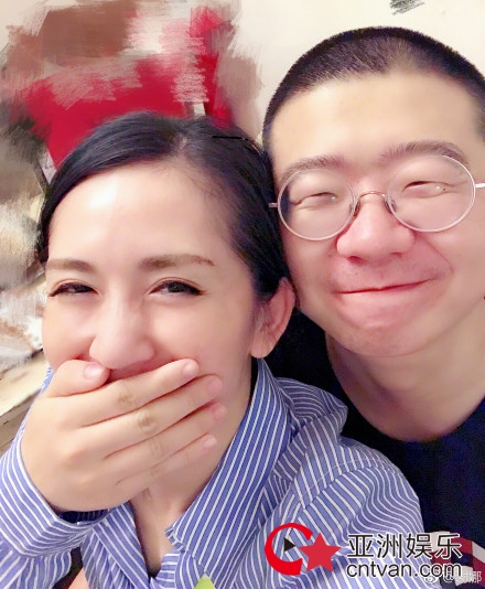 谢娜李诞同框 网友：李诞眼睛去哪了？ ​