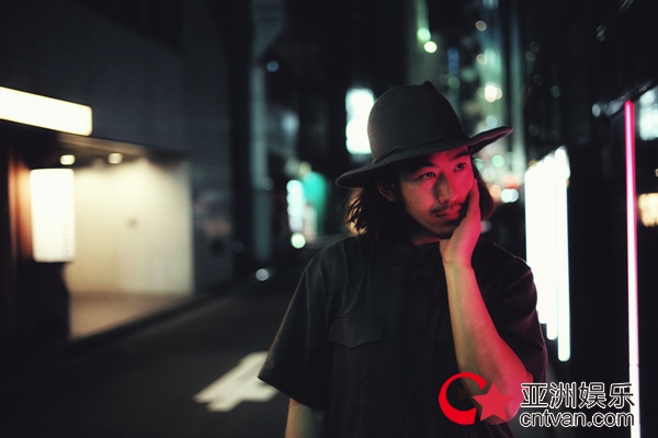 江奇霖新写真惬意自在 盛夏月夜漫步街头