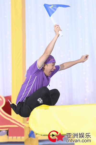 王祖蓝《奔跑吧》化身曾小blue 演技智商齐上线