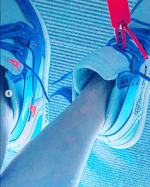 范玮琪晒照大秀细长美腿 调侃自己有点帅