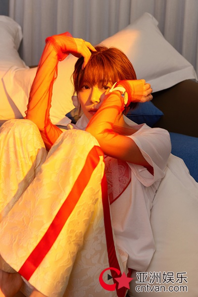 卢杉解锁新杂志封面 风格多样演绎千面时尚