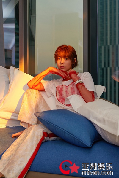 卢杉解锁新杂志封面 风格多样演绎千面时尚