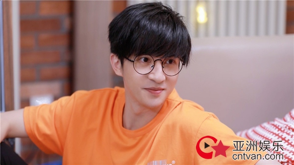 薛之谦杨迪搭档 “假正经先生”歌唱“爱情小丑”