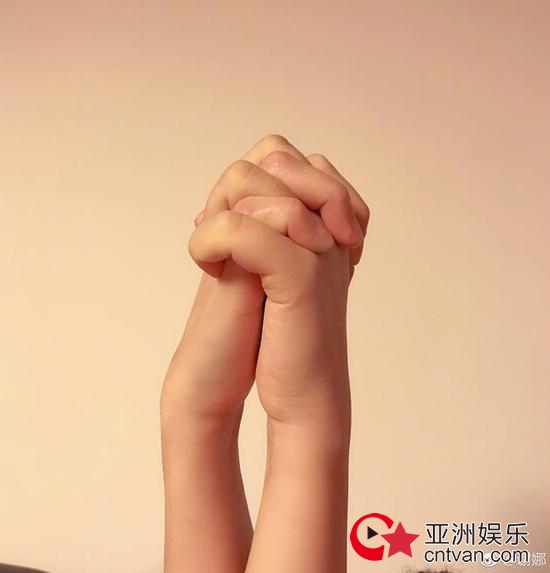 谢娜陈乔恩牵手照 也太另类了！