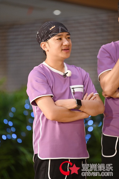 王祖蓝《奔跑吧》化身曾小blue 演技智商齐上线