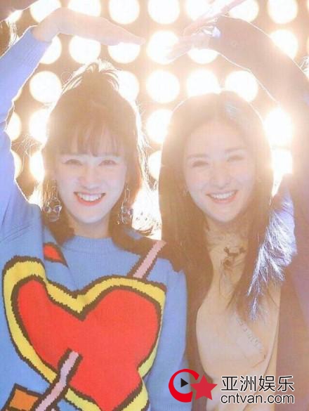 谢娜陈乔恩牵手照 也太另类了！