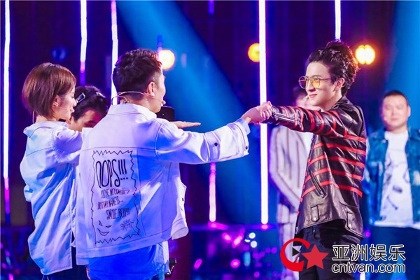 薛之谦杨迪搭档 “假正经先生”歌唱“爱情小丑”