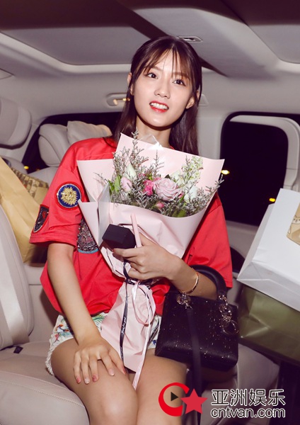 创造101陈意涵凌晨抵京 粉丝热情前呼后拥