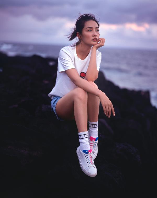 李沁夏至写真清爽恬静 裸肌晒伤妆演绎动人风情