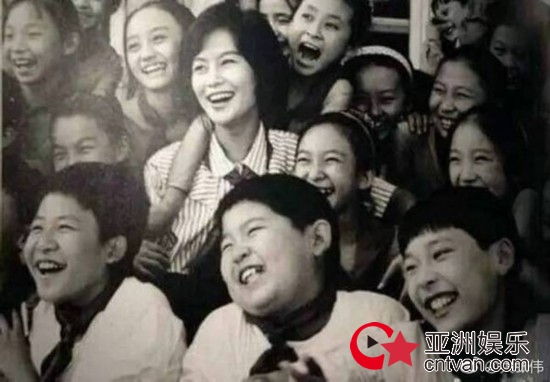 大张伟鞠萍再同框 时间变了可是她没变！