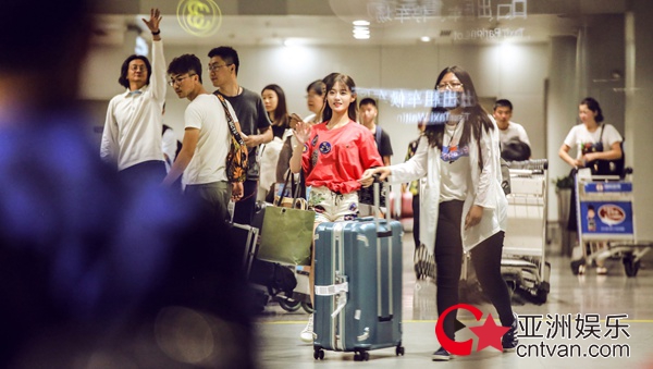 创造101陈意涵凌晨抵京 粉丝热情前呼后拥