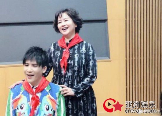 大张伟鞠萍再同框 时间变了可是她没变！