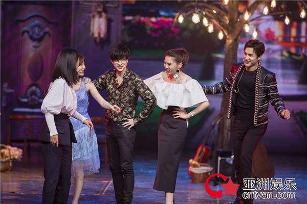 薛之谦杨迪搭档 “假正经先生”歌唱“爱情小丑”