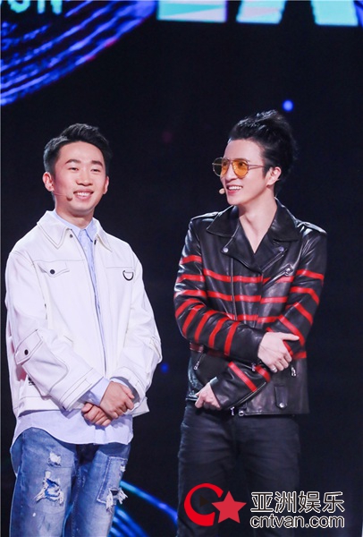 薛之谦杨迪搭档 “假正经先生”歌唱“爱情小丑”