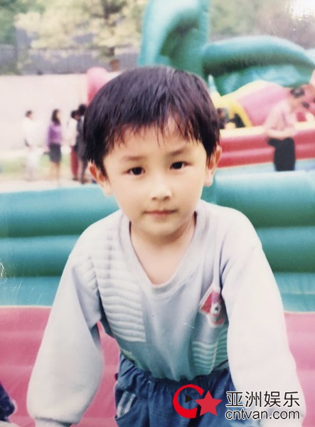 杨旭文六一曝童年照 网友：从小帅到大！