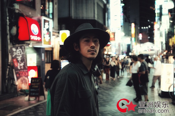江奇霖新写真惬意自在 盛夏月夜漫步街头