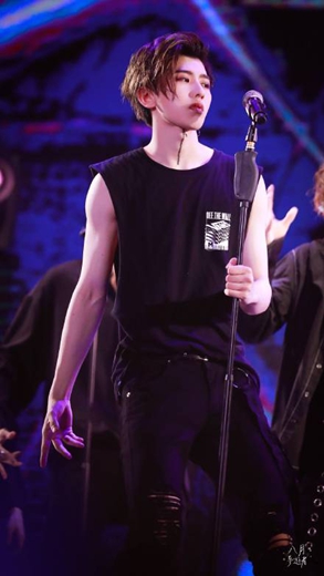 蔡徐坤粉丝破千万 少年未来可期！