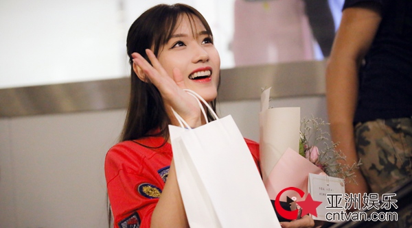 创造101陈意涵凌晨抵京 粉丝热情前呼后拥