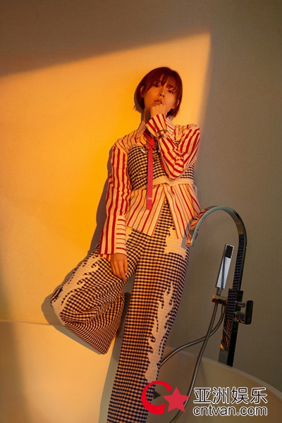 卢杉解锁新杂志封面 风格多样演绎千面时尚