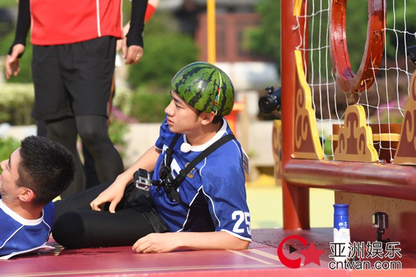 王祖蓝《奔跑吧》足球场化身小黄人 如风奔跑尽显童心