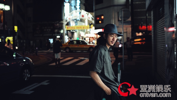 江奇霖新写真惬意自在 盛夏月夜漫步街头